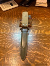 WWII M3 IMPERIAL BLADE MARKED TRENCH KNIFE IN M8 SCABBARD - 2 of 7