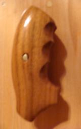 COLT DIAMONDBACK WALNUT FINGER GROOVE MUSTANG BRAND, NEW COND. - 1 of 2