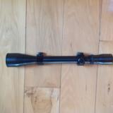 VINTAGE WEAVER V-8 VARIABLE 2 1/2 X 8 RIFLE SCOPE WITH "3 LINE RETICLE" VINTAGE WEAVER ADJUSTABLE RINGS & MOUNTS, LIKE NEW COND.
- 1 of 2