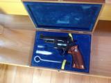 SMITH & WESSON 57 NO DASH, 41 MAG. 4" BLUE, APPEARS UNFIRED IN
WOOD S&W PRESENTATION BOX
- 1 of 9