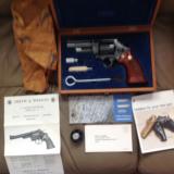  SMITH & WESSON MODEL 57 NO DASH, 4" BLUE, APPEARS UNFIRED, COMES IN PRESENTATION WOOD BOX WITH CLEANING TOOLS, OWNERS MANUAL, ETC., - 2 of 4