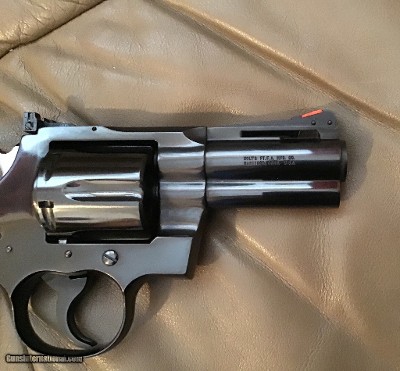 COLT PYTHON 357 MAGNUM, “RARE 3” BARREL” COMES WITH 2 SETS OF GRIPS, 99% COND. - Image 3 of 4