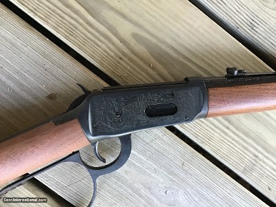WINCHESTER 94 WRANGLER BIG LOOP CARBINE 16” BARREL, 32 SPC. CAL. COWBOY SCENES ENGRAVED ON BOTH SIDES OF THE RECEIVER, NEW UNFIRED IN THE BOX - Image 4 of 8