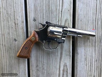 SMITH & WESSON 34-1, 22/32 KIT GUN, 22 LR. 4” NICKEL NEW UNFIRED IN THE BOX WITH OWNERS MANUAL - Image 2 of 5