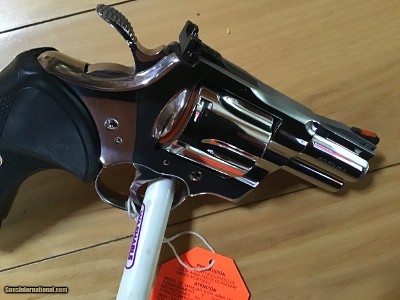 COLT PYTHON 2 1/2” BRIGHT STAINLESS “RARE GUN” NEW UNFIRED, UNTURNED 100% COND. IN THE BOX - Image 4 of 7