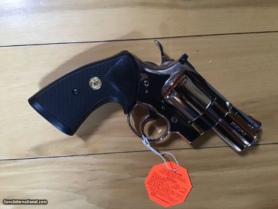 COLT PYTHON 2 1/2” BRIGHT STAINLESS “RARE GUN” NEW UNFIRED, UNTURNED 100% COND. IN THE BOX - Image 2 of 7