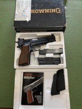 BROWNING BELGIUM, HIGH POWER, 9MM, ADJUSTABLE REAR SIGHT, 2 MAG.S, EXTRA GRIPS, OWNERS MANUAL, NEW IN THE BOX - 1 of 5