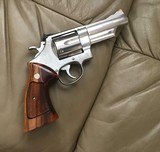 SMITH & WESSON 629 NO DASH, 44 MAGNUM, STAINLESS, I BELIEVE THIS WAS MFG. IN THE FIRST YR. OF THE 629, IT IS UNFIRED IN THE BOX,+ WOODPRESENTATION - 3 of 9