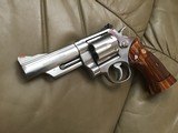 SMITH & WESSON 629 NO DASH, 44 MAGNUM, STAINLESS, I BELIEVE THIS WAS MFG. IN THE FIRST YR. OF THE 629, IT IS UNFIRED IN THE BOX,+ WOODPRESENTATION - 5 of 9
