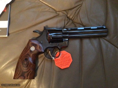 COLT PYTHON “ELITE” 357 MAGNUM, 6” ROYAL BLUE, NEW UNFIRED, UNTURNED IN THE BOX WITH OWNERS MANUAL, HANG TAG, COLT LETTER, ETC. - Image 2 of 4