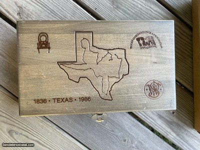 SMITH & WESSON 544, TEXAS WAGON TRAIN COMMEMORATIVE SESQUICENTENNIAL (150TH ANNIVERSARY) 44-40 CAL, 5”BARREL, NEW IN THE PRESENTATION CASE - Image 2 of 4