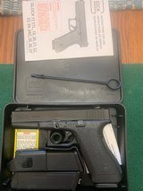 GLOCK 22, 40 S&W, CAL., 2ND GENERATION, 3 MAG’S, LIKE NEW IN THE BOX WITH OWNERS MANUAL WITH 3 MAGS, - 1 of 4