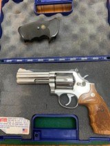 SMITH & WESSON 686, NO DASH, 4” STAINLESS, 99% COND. IN THE BOX WITH 2 SETS
OF GRIPS - 1 of 5