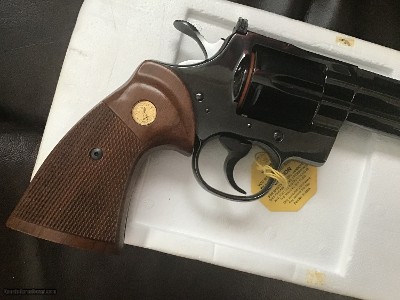 COLT PYTHON “TARGET” 38 SPC. 8” BARREL, ROYAL BLUE, NEW UNFIRED, UNTURNED 100% COND. IN THE BOX WITH OWNERS MANUAL, HANG TAG, ETC. - Image 4 of 8