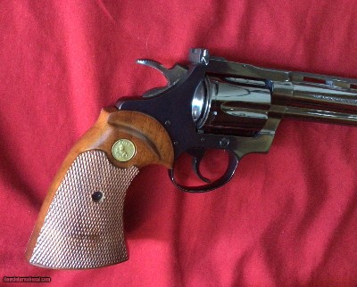 COLT DIAMONDBACK 22 LR. 4” BLUE, NEW UNFIRED IN THE BOX WITH OWNERS, MANUAL, HANG TAG, COLT LETTER, COLT SCREW DRIVER & OTHER PAPERS THAT CAME IN BOX - Image 4 of 6