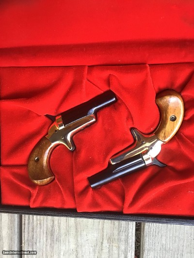 COLT “LORD” DERRINGER SET, 22 SHORT CAL. IN THE ATTRACTIVE WOOD PRESENTATION CASE - Image 3 of 5
