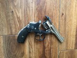 SMITH & WESSON SAFETY HAMMERLESS, LEMON SQUEEZER, TOP BREAK 32 S&W CAL. 3 1/2” BARREL, FACTORY NICKEL, MFG.
BEFORE 1905, APPEARS UNFIRED - 5 of 7