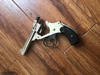 SMITH & WESSON SAFETY HAMMERLESS, LEMON SQUEEZER, TOP BREAK 32 S&W CAL. 3 1/2” BARREL, FACTORY NICKEL, MFG.BEFORE 1905, APPEARS UNFIRED - Image 3 of 7