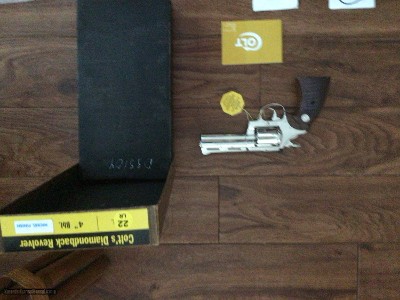 COLT DIAMONDBACK 22 LR. 4” BRIGHT NICKEL, NEW UNFIRED, UNTURNED 100% COND.IN THE BOX WITH OWNERS MANUAL, HANG TAG ETC. - Image 3 of 4