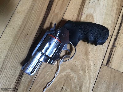COLT MAGNUM CARRY 357 MAGNUM 2” BARREL, STAINLESS ONLY MADE IN 1999, NEW UNFIRED IN THE BOX WITH OWNERS MANUAL, HANG TAG, ETC. - Image 2 of 6