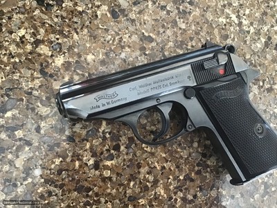 WALTHER PP 9MM CAL. GERMAN MFG. IN THE BOX WITH OWNERS MANUAL, TEST TARGET, CLEANING TOOL, APPEARS UNFIRED WITHOUT A MARK ON IT - Image 4 of 7