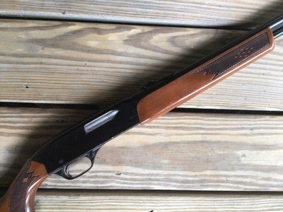 WINCHESTER 275 DELUXE 22 MAGNUM, PUMP, WALNUT CHECKERED WOOD, WHITE OUTLINED 99% COND. - Image 4 of 9