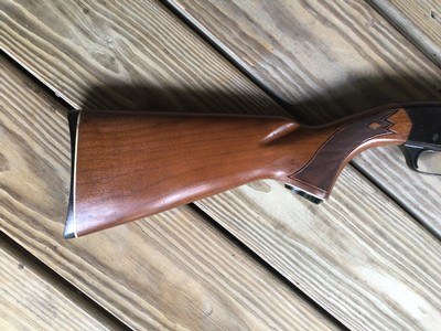 WINCHESTER 275 DELUXE 22 MAGNUM, PUMP, WALNUT CHECKERED WOOD, WHITE OUTLINED 99% COND. - Image 3 of 9