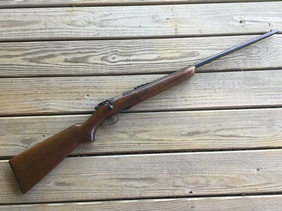 WINCHESTER 69A, 22 LR.
ALL FACTORY ORIGINAL,
WALNUT STOCK, GUN IS LIKE NEW, 99% COND.