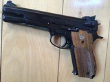 SMITH & WESSON 52-2 38 MASTER CAL. ALSO KNOWN AS 38 WADCUTTER, AS NEW IN THE BOX WITH 2 MAGAZINES & OWNERS MANUAL - 3 of 4