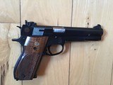 SMITH & WESSON 52-2 38 MASTER CAL. ALSO KNOWN AS 38 WADCUTTER, AS NEW IN THE BOX WITH 2 MAGAZINES & OWNERS MANUAL - 4 of 4