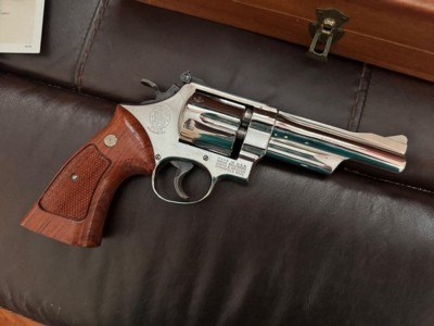 SMITH & WESSON 27-2, RARE 5” BARREL, BRIGHT NICKEL, NEW UNFIRED 100% COND. IN THE SMITH & WESSON WOODEN PRESENTATION CASE WITH OWNERS MANUAL ETC. - Image 5 of 6