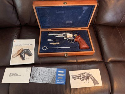 SMITH & WESSON 27-2, RARE 5” BARREL, BRIGHT NICKEL, NEW UNFIRED 100% COND. IN THE SMITH & WESSON WOODEN PRESENTATION CASE WITH OWNERS MANUAL ETC. - Image 3 of 6
