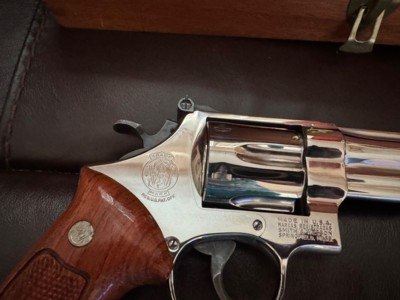 SMITH & WESSON 27-2, RARE 5” BARREL, BRIGHT NICKEL, NEW UNFIRED 100% COND. IN THE SMITH & WESSON WOODEN PRESENTATION CASE WITH OWNERS MANUAL ETC. - Image 6 of 6