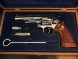 SMITH & WESSON 27-2, RARE 5” BARREL, BRIGHT NICKEL, NEW UNFIRED 100% COND. IN THE SMITH & WESSON WOODEN PRESENTATION CASE WITH OWNERS MANUAL ETC. - Image 4 of 6