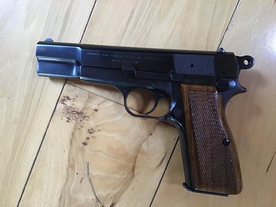 BROWNING BELGIUM HI-POWER 9MM, POPULAR RING HAMMER, MFG. 1969, LIKE NEW WITH BROWNING ZIPPER SOFT CASE WITH OWNERS MANUAL - Image 3 of 4