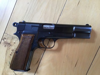 BROWNING BELGIUM HI-POWER 9MM, POPULAR RING HAMMER, MFG. 1969, LIKE NEW WITH BROWNING ZIPPER SOFT CASE WITH OWNERS MANUAL - Image 2 of 4