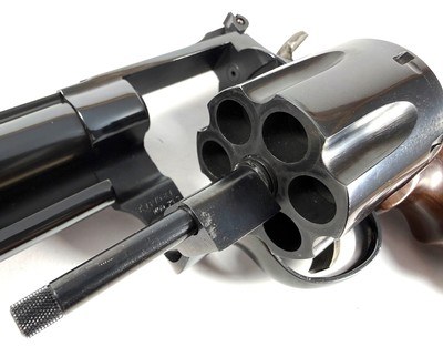 **OLD SCHOOL** 1987 Smith and Wesson S&W model 29 with 6