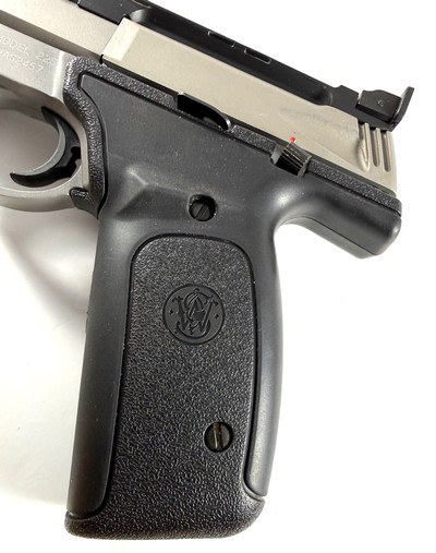 **NEAR NEW** Smith and Wesson S&W model 22S Semi Auto pistol 22 LR Long Rifle Original case and 2 mags - Image 7 of 17