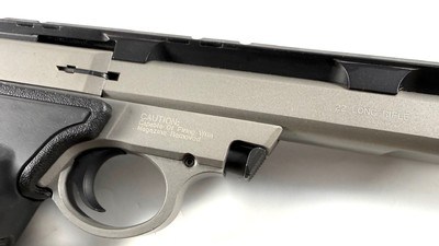 **NEAR NEW** Smith and Wesson S&W model 22S Semi Auto pistol 22 LR Long Rifle Original case and 2 mags - Image 10 of 17