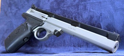 **NEAR NEW** Smith and Wesson S&W model 22S Semi Auto pistol 22 LR Long Rifle Original case and 2 mags - Image 3 of 17