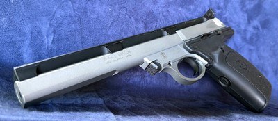**NEAR NEW** Smith and Wesson S&W model 22S Semi Auto pistol 22 LR Long Rifle Original case and 2 mags - Image 2 of 17