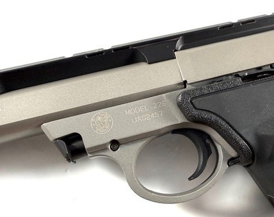 **NEAR NEW** Smith and Wesson S&W model 22S Semi Auto pistol 22 LR Long Rifle Original case and 2 mags - Image 6 of 17