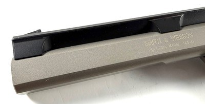 **NEAR NEW** Smith and Wesson S&W model 22S Semi Auto pistol 22 LR Long Rifle Original case and 2 mags - Image 5 of 17