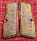 Original Browning Hi Power HP 35 Factory Grips Walnut 9mm - 1 of 25