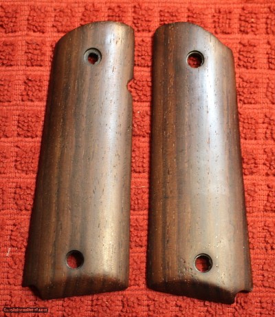 Colt or 1911 Full Size Smooth looks like Walnut Grips