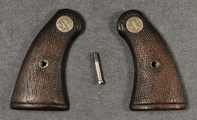 COLT FACTORY POLICE POSITIVE / POLICE POSITIVE SPECIAL / DETECTIVE SPECIAL PRE-WAR WALNUT GRIPS - Image 1 of 4