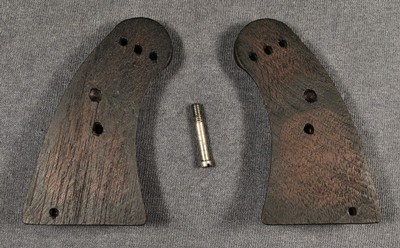 COLT FACTORY POLICE POSITIVE / POLICE POSITIVE SPECIAL / DETECTIVE SPECIAL PRE-WAR WALNUT GRIPS - Image 2 of 4