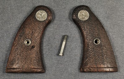 COLT FACTORY POLICE POSITIVE / POLICE POSITIVE SPECIAL / DETECTIVE SPECIAL PRE-WAR WALNUT GRIPS - Image 1 of 4