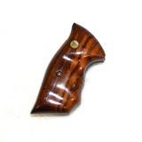 Smith
&
Wesson
Rosewood
Target Finger
Groove
Grips