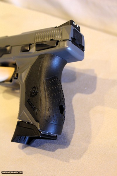 Like new Ruger American pistol in 9mm - Image 4 of 9